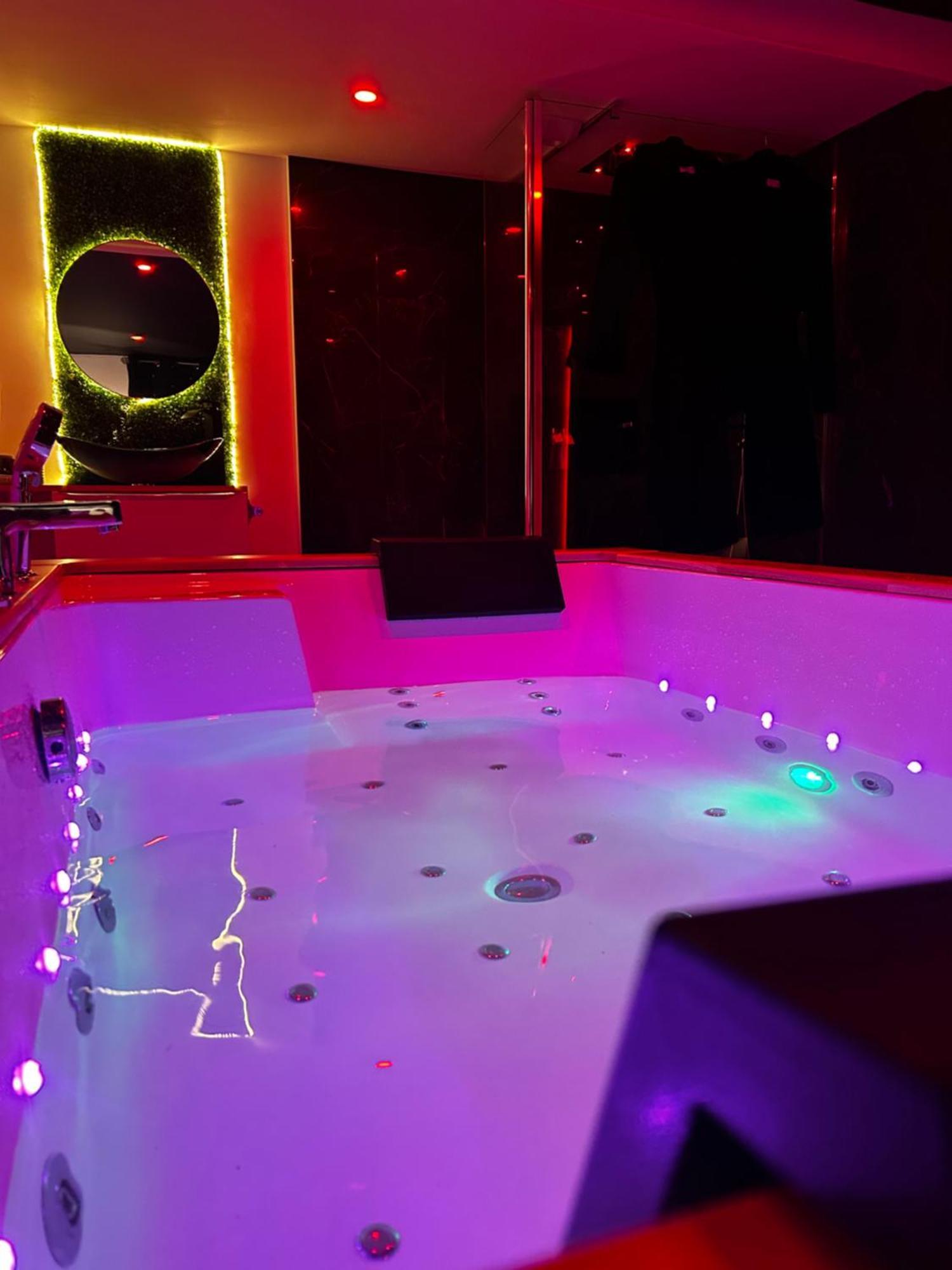Love Room Haut De Gamme - L'Extase Avec Jacuzzi Violaines Esterno foto