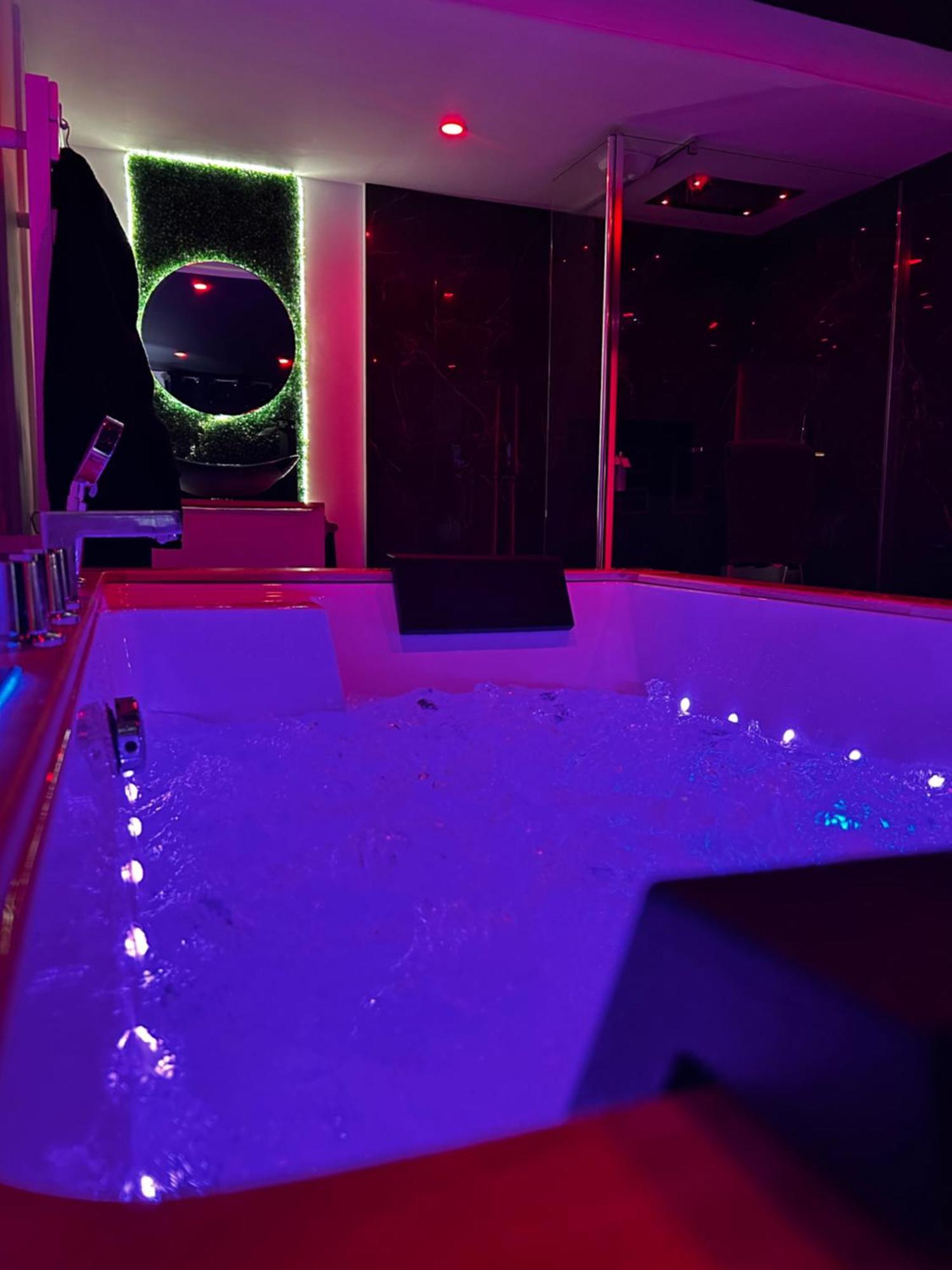 Love Room Haut De Gamme - L'Extase Avec Jacuzzi Violaines Esterno foto