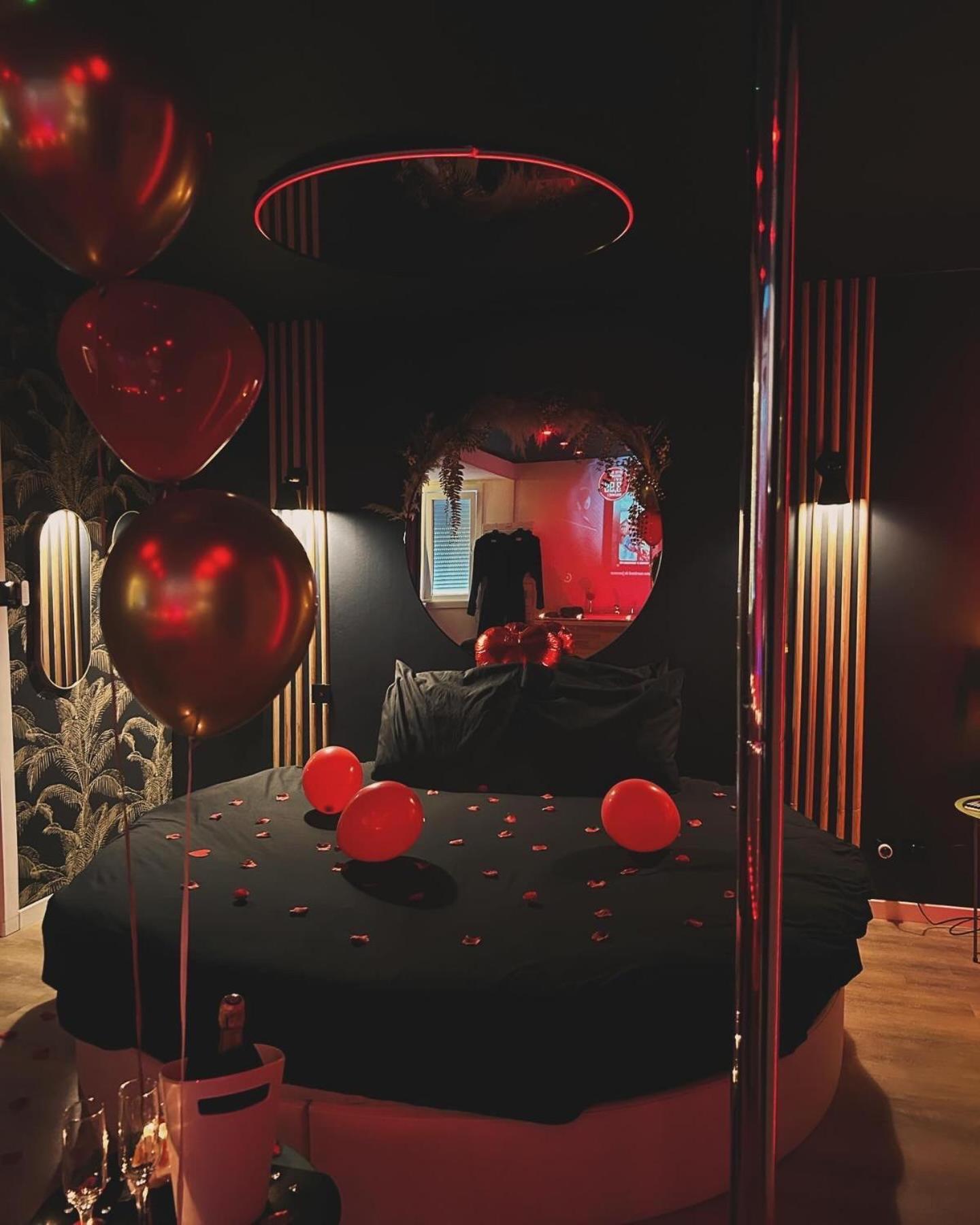 Love Room Haut De Gamme - L'Extase Avec Jacuzzi Violaines Esterno foto