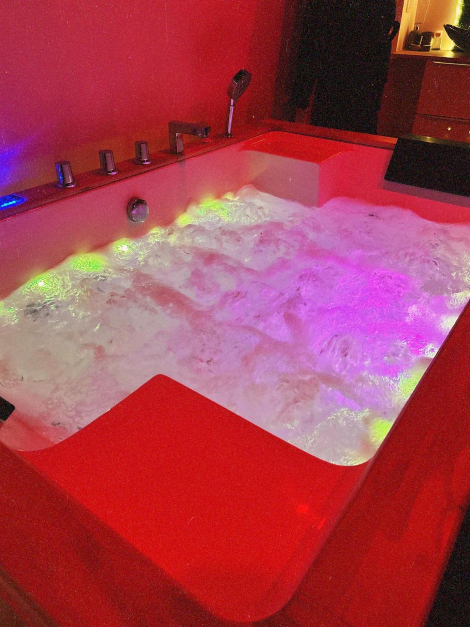 Love Room Haut De Gamme - L'Extase Avec Jacuzzi Violaines Esterno foto