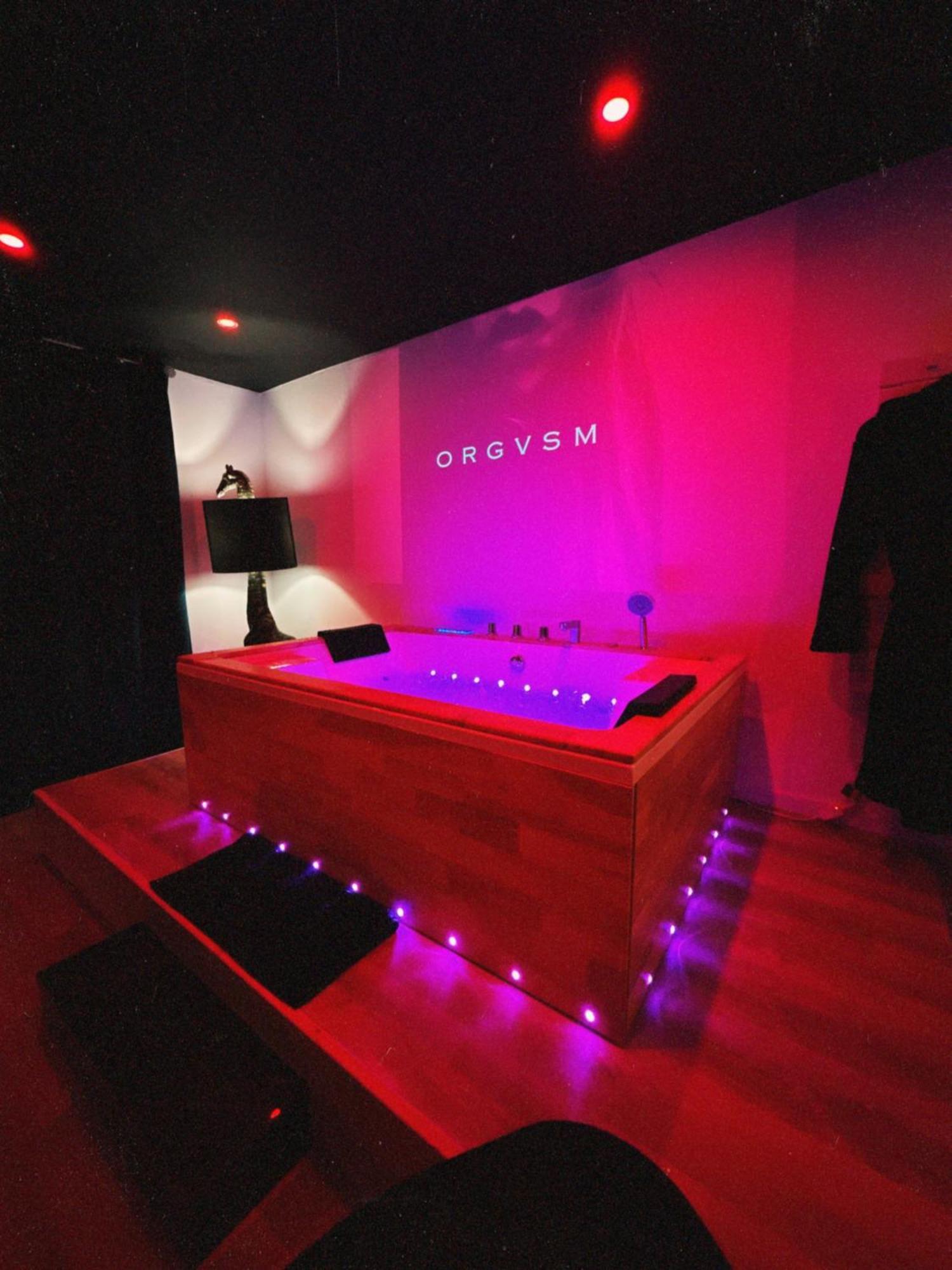 Love Room Haut De Gamme - L'Extase Avec Jacuzzi Violaines Esterno foto